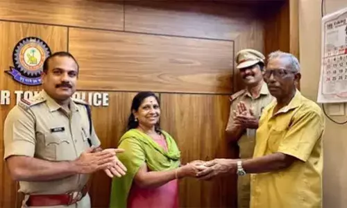 ഓട്ടോയില്‍ സ്വര്‍ണാഭരണങ്ങളടങ്ങുന്ന പേഴ്‌സ് മറന്നു വച്ചു; തിരിച്ചേല്‍പ്പിച്ച് മാതൃകയായി കണ്ണൂരിലെ ഓട്ടോ ഡ്രൈവര്‍