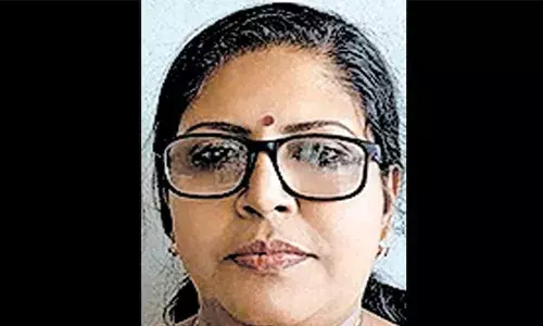 സഹോദരിക്കൊപ്പം ആശുപത്രിയിലേക്ക് പോകവെ സ്‌കൂട്ടറില്‍ കാറിടിച്ച് അപകടം; തുണിക്കട ഉടമയായ സ്ത്രീ മരിച്ചു; സഹോദരിക്ക് ഗുരുതര പരിക്ക്: മദ്യലഹരിയിലായിരുന്ന കാര്‍ ഡ്രൈവര്‍ കസ്റ്റഡിയില്‍