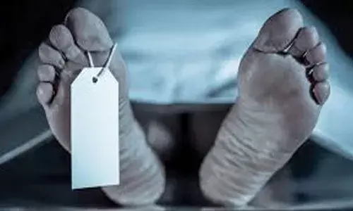 തര്‍ക്കത്തിനിടെ യുവാവ് മരിച്ചു; പോസ്റ്റ്‌മോര്‍ട്ടത്തനായി കൊണ്ടുപോകുന്നതിനിടെ മൃതദേഹം ആംബുലന്‍സില്‍ നിന്ന് റോഡിലേക്ക് തള്ളിയിട്ട് കുടുംബാംഗങ്ങള്‍