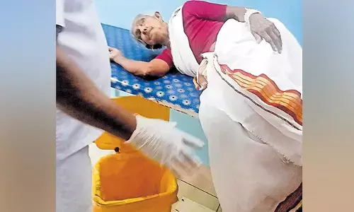 പനിക്ക് ചികിത്സയ്‌ക്കെത്തിയ വയോധികയുടെ ഡ്രിപ് സൂചി മാറ്റിയത് ശുചീകരണ ജീവനക്കാരന്‍;  കൈമുറിഞ്ഞു ചോരയൊഴുകിയതോടെ സ്റ്റിച്ചിട്ടു: മുഖ്യമന്ത്രിക്കടക്കം പരാതി നല്‍കിയിട്ടും നടപടിയില്ല