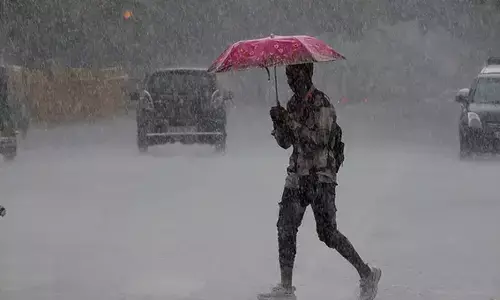 ജനജീവിതം ദുസ്സഹമാക്കി മഴയുടെ ദുരിതപ്പെയ്ത്ത്; കൊച്ചിയുടെ വിവിധ പ്രദേശങ്ങളില്‍ വെള്ളക്കെട്ട്: കോട്ടയത്തും ഇടുക്കിയിലും കനത്ത മഴ