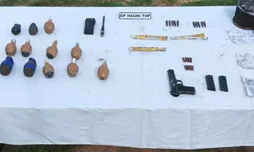 കുപ് വാരയില്‍ തെരച്ചില്‍ തുടര്‍ന്ന് സൈന്യം; വനമേഖലയിലെ തീവ്രവാദ ഒളിത്താവളത്തില്‍ നിന്നും പിടിച്ചെടുത്തത് വലിയ തോതില്‍ ആയുധങ്ങളും വെടിക്കോപ്പുകളും