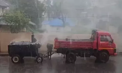 കനത്ത മഴയത്ത് റോഡ് ടാറിങ്; നിർത്തിപ്പോടോ എന്ന് നാട്ടുകാർ; ഇടപെട്ട് മേയർ