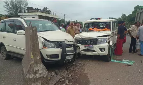 പോലീസ് ജീപ്പും കാറും സ്‌കൂട്ടറും കൂട്ടിയിടിച്ച് അപകടം; സ്ത്രീക്ക് ദാരുണാന്ത്യം‌; രണ്ട് പേർക്ക് പരിക്ക്