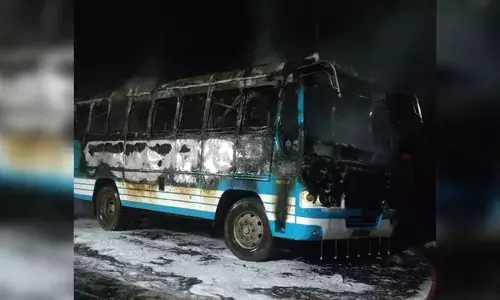 പെട്രോള്‍ പമ്പില്‍ നിര്‍ത്തിയിട്ട ബസ്സിന് തീപിടിച്ചു; വന്‍ അപകടം ഒഴിവായത് തലനാരിഴയ്ക്ക്