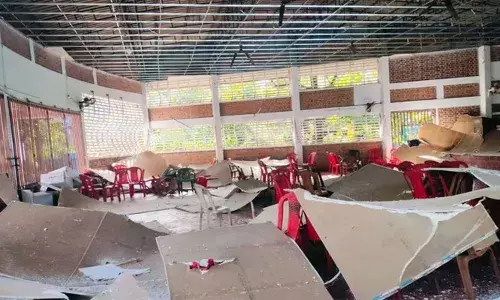 പുലർച്ചെ സ്‌കൂൾ ഓഡിറ്റോറിയത്തിൽ ചെവിപൊട്ടുന്ന ശബ്ദം; മേൽക്കൂരയിലെ സീലിങ്ങ് പൂർണമായും തകർന്നുവീണു; കുട്ടികൾ ഇല്ലാത്തതിനാൽ വൻ അപകടം ഒഴിവായി