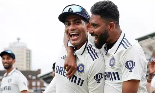 ഐസിസി ടെസ്റ്റ് ബൗളര്‍മാരുടെ റാങ്കിംഗില്‍ നേട്ടമുണ്ടാക്കി മുഹമ്മദ് സിറാജ്; ഓവലിലെ മികച്ച പ്രകടനത്തിന് പിന്നാലെ ആദ്യ പതിനഞ്ചിൽ; ഓള്‍റൗണ്ടര്‍മാരുടെ റാങ്കിംഗില്‍ ഒന്നാം സ്ഥാനം നിലനില്‍ത്തി  ജഡേജ; പ്ലെയർ ഓഫ് ദി സീരീസ് ആയിട്ടും ആദ്യ പത്തിൽ നിന്ന് ശുഭ്മാൻ ഗിൽ പുറത്ത്