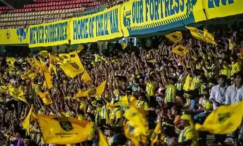 ഇന്ത്യൻ സൂപ്പർ ലീഗ്; ശമ്പളം വെട്ടിക്കുറയ്ക്കാന്‍ കേരള ബ്ലാസ്റ്റേഴ്സ്; താരങ്ങളുടെയും പരിശീലകരുടെയും കരാറുകൾ റദ്ദാക്കില്ല