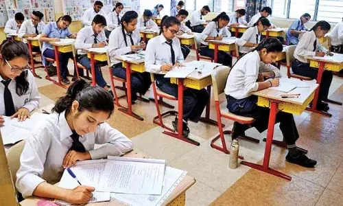 75 ശതമാനം ഹാജര്‍ ഇല്ലെങ്കില്‍ ബോര്‍ഡ് പരീക്ഷയ്ക്ക് ഇരുത്തില്ല; 10,12 ക്ലാസുകളിലെ വിദ്യാര്‍ഥികള്‍ക്ക് മുന്നറിയിപ്പുമായി സിബിഎസ്ഇ