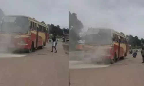 എറണാകുളത്ത് നിന്ന് യാത്ര തിരിച്ചു; പാതി വഴി എത്തിയതും കറുത്ത പുക ഉയർന്നു; ഓടിക്കൊണ്ടിരുന്ന കെഎസ്ആർടിസി ബസിൽ എങ്ങും പരിഭ്രാന്തി; യാത്രക്കാർ രക്ഷപെട്ടത് ഭാഗ്യം കൊണ്ട്