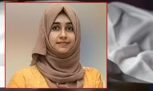 വീട്ടു മുറ്റത്ത് നിന്ന് കുഞ്ഞിന് ഭക്ഷണം നൽകുന്നതിനിടെ തെങ്ങ് കടപുഴകി വീണു; യുവതിക്ക് ദാരുണാന്ത്യം