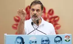 വീട്ടു നമ്പര് പൂജ്യം; 80 പേരുള്ള കുടുംബം ഒരു മുറിയില്; മഹാരാഷ്ടയില്, പുതിയ വോട്ടര്മാരുടെ എണ്ണം ആകെ ജനസംഖ്യയെ കവിയുന്ന അദ്ഭുതം; കര്ണാടകയിലെ മഹാദേവ്പുരയില് 1,00,250 വോട്ടുകള് മോഷ്ടിച്ചു; വ്യാജ വോട്ടര്മാര്, വ്യാജമേല്വിലാസം, തിരഞ്ഞെടുപ്പ് കമ്മീഷന്റെ ഒത്തുകളി, ഭരണവിരുദ്ധ വികാരമില്ലാത്ത പാര്ട്ടിയായി ബിജെപി മാറുന്ന മാജിക്; രാഹുല് ഗാന്ധി ഉന്നയിച്ചത് മൂര്ച്ചയേറിയ ആരോപണങ്ങള് വീട്ടു നമ്പര് പൂജ്യം; 80 പേരുള്ള കുടുംബം ഒരു മുറിയില്; മഹാരാഷ്ടയില്, പുതിയ വോട്ടര്മാരുടെ എണ്ണം ആകെ ജനസംഖ്യയെ കവിയുന്ന അദ്ഭുതം; കര്ണാടകയിലെ മഹാദേവ്പുരയില് 1,00,250 വോട്ടുകള് മോഷ്ടിച്ചു; വ്യാജ വോട്ടര്മാര്, വ്യാജമേല്വിലാസം, തിരഞ്ഞെടുപ്പ് കമ്മീഷന്റെ ഒത്തുകളി, ഭരണവിരുദ്ധ വികാരമില്ലാത്ത പാര്ട്ടിയായി ബിജെപി മാറുന്ന മാജിക്; രാഹുല് ഗാന്ധി ഉന്നയിച്ചത് മൂര്ച്ചയേറിയ ആരോപണങ്ങള്
