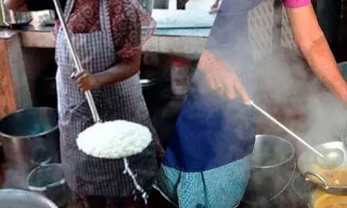സ്‌കൂള്‍ പാചകത്തൊഴിലാളികളുടെ വിരമിക്കല്‍ പ്രായം 65 ആക്കി; മിനിമം വേതനവും ക്ഷേമനിധിയും ഉറപ്പാക്കാന്‍ ആലോചന