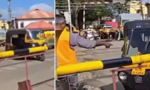 ട്രെയിൻ കടന്നുപോകാൻ വാണിംഗ് അലാറമിട്ട് അടഞ്ഞു വന്ന ലെവൽക്രോസ്; യാത്രക്കാരുമായി പാഞ്ഞെത്തിയ ഓട്ടോ പാളത്തിൽ കുടുങ്ങി; നിലവിളിച്ച് നാട്ടുകാർ; രക്ഷകനായി ഗേറ്റ് കീപ്പർ