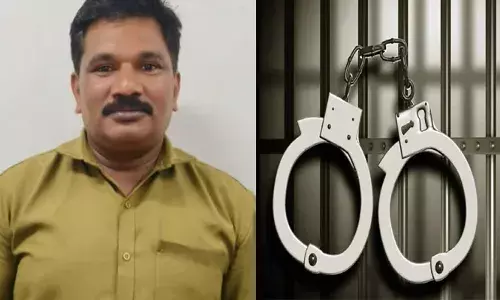 വീടിനുള്ളിലും ഓട്ടോറിക്ഷയിലും രക്ഷയില്ല; നടയിലെത്തിയ പോലീസ് വരെ ഞെട്ടി; കിടപ്പുമുറിയില്‍ സെല്ലോടേപ്പ് ഒട്ടിച്ചൊരു പൊതിയും; പരിശോധനയിൽ കൈയ്യോടെ പൊക്കി