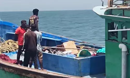 മതിയായ രേഖകളില്ലാതെ കടലിലൂടെ കറക്കം; പരിശോധനയിൽ കൈയ്യോടെ പൊക്കി; വിഴിഞ്ഞത്ത് മത്സ്യബന്ധന ബോട്ട് പിടിച്ചെടുത്തു
