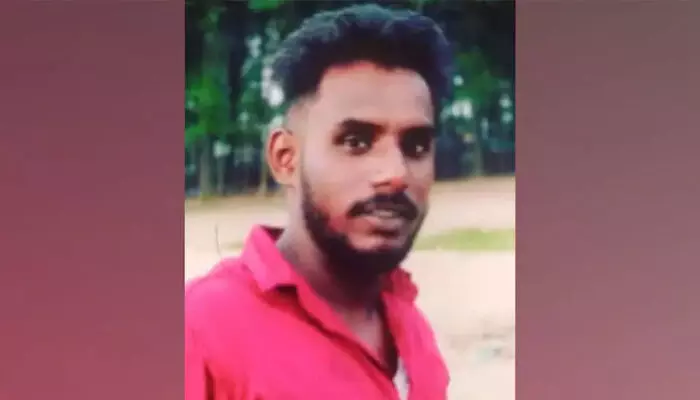 തിരൂരില് വാഹനത്തിന്റെ താക്കോലിനെ ചൊല്ലി തര്ക്കം; യുവാവ് കുത്തേറ്റ് മരിച്ചു: രണ്ടു പേര് പോലിസ് കസ്റ്റഡിയില് തിരൂരില് വാഹനത്തിന്റെ താക്കോലിനെ ചൊല്ലി തര്ക്കം; യുവാവ് കുത്തേറ്റ് മരിച്ചു: രണ്ടു പേര് പോലിസ് കസ്റ്റഡിയില്