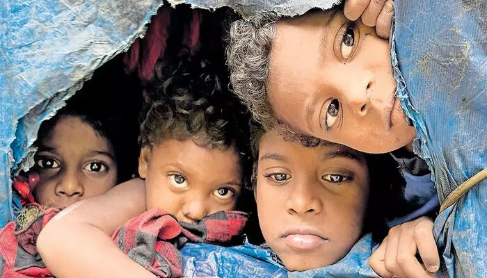 കുരുന്നുകള് വയറു നിറയെ ഭക്ഷണം കഴിച്ചിട്ട് ദിവസങ്ങളായി; വിശപ്പിന്റെ വിളിയില് ഉച്ചത്തില് കരഞ്ഞ് കുട്ടികള്: വിശപ്പുരഹിത കേരളത്തില് മുഴുപ്പട്ടിണിയില് ഒരു കുടുംബം കുരുന്നുകള് വയറു നിറയെ ഭക്ഷണം കഴിച്ചിട്ട് ദിവസങ്ങളായി; വിശപ്പിന്റെ വിളിയില് ഉച്ചത്തില് കരഞ്ഞ് കുട്ടികള്: വിശപ്പുരഹിത കേരളത്തില് മുഴുപ്പട്ടിണിയില് ഒരു കുടുംബം