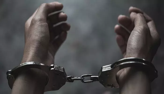 മോഷണത്തിനിടെ കള്ളന്റെ മൊബൈല് ഫോണ് ഭണ്ഡാരത്തില് വീണു; തൂമ്പ ഉപയോഗിച്ച് ഭണ്ഡാരം തകര്ക്കാന് ശ്രമം: മോഷ്ടാവിനെ കയ്യോടെ പിടികൂടി നാട്ടുകാര് മോഷണത്തിനിടെ കള്ളന്റെ മൊബൈല് ഫോണ് ഭണ്ഡാരത്തില് വീണു; തൂമ്പ ഉപയോഗിച്ച് ഭണ്ഡാരം തകര്ക്കാന് ശ്രമം: മോഷ്ടാവിനെ കയ്യോടെ പിടികൂടി നാട്ടുകാര്