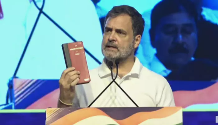 ഡിജിറ്റല് പതിപ്പുകള് നല്കാത്തത് എന്ത്? വീഡിയൊ ദൃശ്യം നല്കാത്തത് എന്ത്? ബിജെപിയുടെ ഏജന്റ് ആയി പ്രവര്ത്തിക്കുന്നത് എന്തിന്? തെരഞ്ഞെടുപ്പ് കമ്മീഷനോട് അഞ്ച് ചോദ്യങ്ങളുമായി വീണ്ടും രാഹുല്;  രേഖാമൂലം പരാതി നല്കിയില്ലെങ്കില് മാപ്പു പറയണമെന്ന് കമ്മീഷന് ഡിജിറ്റല് പതിപ്പുകള് നല്കാത്തത് എന്ത്? വീഡിയൊ ദൃശ്യം നല്കാത്തത് എന്ത്? ബിജെപിയുടെ ഏജന്റ് ആയി പ്രവര്ത്തിക്കുന്നത് എന്തിന്? തെരഞ്ഞെടുപ്പ് കമ്മീഷനോട് അഞ്ച് ചോദ്യങ്ങളുമായി വീണ്ടും രാഹുല്;  രേഖാമൂലം പരാതി നല്കിയില്ലെങ്കില് മാപ്പു പറയണമെന്ന് കമ്മീഷന്