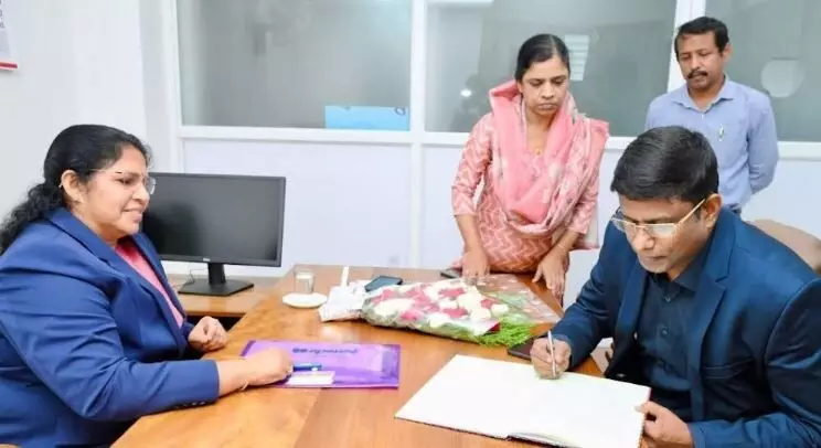 ഡോ.മാത്യൂസ് കെ. ലൂക്കോസ് മന്നിയോട്ട് കേരള ഗവണ്മെന്റ് NRI കമ്മീഷന് അംഗമായി ചുമതലയേറ്റു ഡോ.മാത്യൂസ് കെ. ലൂക്കോസ് മന്നിയോട്ട് കേരള ഗവണ്മെന്റ് NRI കമ്മീഷന് അംഗമായി ചുമതലയേറ്റു