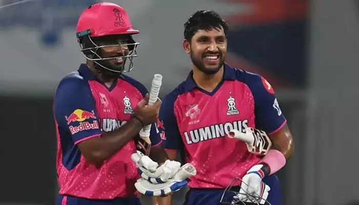 ദുലീപ് ട്രോഫി മധ്യമേഖല ടീമിന്റെ നായകസ്ഥാനം; പിന്നാലെ ക്യാപ്റ്റന് ധ്രുവ് ജുറേലിനെ അഭിനന്ദിച്ച് രാജസ്ഥാന് റോയല്സ്; സ്റ്റംപിനു പിറകില് നിന്നും കളി മാറ്റിമറിക്കാന് കെല്പ്പുള്ള വ്യക്തി എന്ന് പ്രശംസ; ടീം വിടാനൊരുങ്ങുന്ന സഞ്ജുവിനുള്ള മറുപടിയോ ദുലീപ് ട്രോഫി മധ്യമേഖല ടീമിന്റെ നായകസ്ഥാനം; പിന്നാലെ ക്യാപ്റ്റന് ധ്രുവ് ജുറേലിനെ അഭിനന്ദിച്ച് രാജസ്ഥാന് റോയല്സ്; സ്റ്റംപിനു പിറകില് നിന്നും കളി മാറ്റിമറിക്കാന് കെല്പ്പുള്ള വ്യക്തി എന്ന് പ്രശംസ; ടീം വിടാനൊരുങ്ങുന്ന സഞ്ജുവിനുള്ള മറുപടിയോ