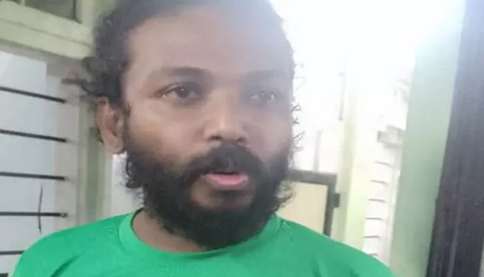 സ്കൂളിൽ പഠിക്കുന്ന പയ്യനെ പറ്റിച്ച് ലക്ഷങ്ങൾ തട്ടി; ഫോണ്കോള് കേന്ദ്രീകരിച്ച് അന്വേഷണം; പാഞ്ഞെത്തിയ പോലീസ് പ്രതിയെ കുടുക്കിയത് ഇങ്ങനെ സ്കൂളിൽ പഠിക്കുന്ന പയ്യനെ പറ്റിച്ച് ലക്ഷങ്ങൾ തട്ടി; ഫോണ്കോള് കേന്ദ്രീകരിച്ച് അന്വേഷണം; പാഞ്ഞെത്തിയ പോലീസ് പ്രതിയെ കുടുക്കിയത് ഇങ്ങനെ