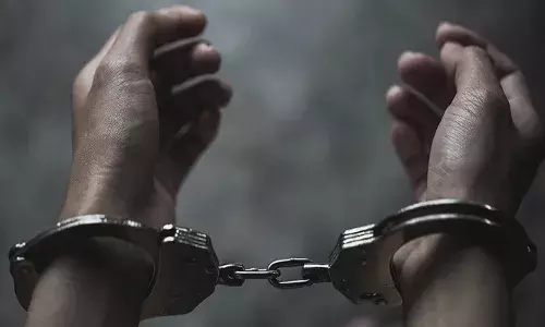 മോഷണത്തിനിടെ കള്ളന്റെ മൊബൈല്‍ ഫോണ്‍ ഭണ്ഡാരത്തില്‍ വീണു; തൂമ്പ ഉപയോഗിച്ച് ഭണ്ഡാരം തകര്‍ക്കാന്‍ ശ്രമം: മോഷ്ടാവിനെ കയ്യോടെ പിടികൂടി നാട്ടുകാര്‍