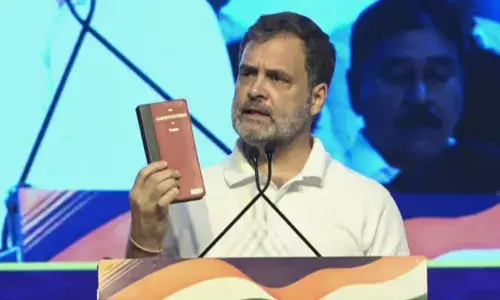 ഡിജിറ്റല്‍ പതിപ്പുകള്‍ നല്‍കാത്തത് എന്ത്? വീഡിയൊ ദൃശ്യം നല്‍കാത്തത് എന്ത്? ബിജെപിയുടെ ഏജന്റ് ആയി പ്രവര്‍ത്തിക്കുന്നത് എന്തിന്? തെരഞ്ഞെടുപ്പ് കമ്മീഷനോട് അഞ്ച് ചോദ്യങ്ങളുമായി വീണ്ടും രാഹുല്‍;  രേഖാമൂലം പരാതി നല്കിയില്ലെങ്കില്‍ മാപ്പു പറയണമെന്ന് കമ്മീഷന്‍