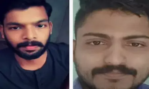 രാത്രി പതിനൊന്നരയോടെ കാറിൽ ഘടിപ്പിച്ചിരുന്ന ക്യാമറയിൽ പതിഞ്ഞത് നടുക്കുന്ന ദൃശ്യങ്ങൾ; റോഡിലേക്ക് തെറിച്ചു വീണ രണ്ടു യുവാക്കൾ ലോറിയിടിച്ച് മരിച്ചു; സംഭവം ബാലുശ്ശേരിയിൽ