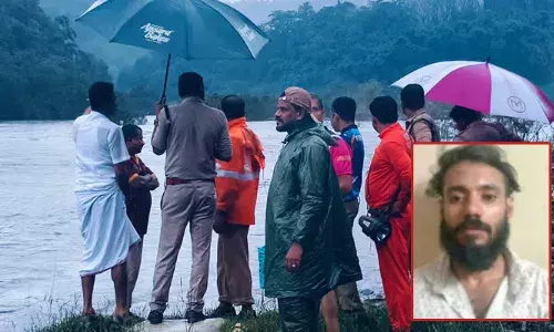 കാപ്പ കേസ് പ്രതി വാഹന പരിശോധനയ്ക്കിടെ പുഴയില്‍ ചാടി; അഗ്നിശമനസേനയും പൊലീസും തിരച്ചില്‍ തുടരുന്നു; റഹിം പുഴയില്‍ ചാടിയത് കൂട്ടുപുഴ പോലീസ് ചെക്ക് പോസ്റ്റിലെ പരിശോധനയ്ക്കിടെ