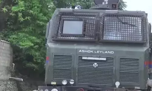 കശ്മീരില്‍ ഏറ്റുമുട്ടലില്‍ രണ്ട് സൈനികര്‍ക്ക് വീരമൃത്യു; അഖാലില്‍ സൈനിക നടപടി തുടങ്ങിയത് വനത്തില്‍ ഭീകരവാദികളുണ്ടെന്ന രഹസ്യവിവരത്തിന്റെ അടിസ്ഥാനത്തില്‍