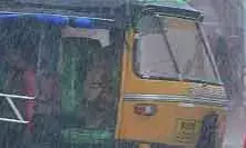 തെക്കന്‍-വടക്കന്‍ കേരള തീരങ്ങളില്‍ ശക്തമായ കാറ്റിനും മോശം കാലാവസ്ഥയ്ക്കും സാധ്യത; മഴ തുടരും; കോട്ടയത്തും ഇടക്കിയിലും എറണാകുളത്തും ജാഗ്രത