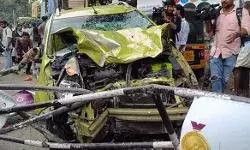 ലൈസന്സ് കിട്ടിയതിന്റെ ആവേശത്തില് അമ്മാവനുമായി കാര് പഠനം; ബ്രേക്ക് എന്ന് പറഞ്ഞ് ചവിട്ടിയത് ആക്സിലേറ്ററില്; തിരുവനന്തപുരം ജനറല് ആശുപത്രിക്ക് സമീപം വന് അപകടം; കാര് ഫുട്പാത്തിലേക്ക് ഇടിച്ചു കയറി; നാല് പേരുടെ നില ഗുരുതരം ലൈസന്സ് കിട്ടിയതിന്റെ ആവേശത്തില് അമ്മാവനുമായി കാര് പഠനം; ബ്രേക്ക് എന്ന് പറഞ്ഞ് ചവിട്ടിയത് ആക്സിലേറ്ററില്; തിരുവനന്തപുരം ജനറല് ആശുപത്രിക്ക് സമീപം വന് അപകടം; കാര് ഫുട്പാത്തിലേക്ക് ഇടിച്ചു കയറി; നാല് പേരുടെ നില ഗുരുതരം