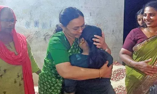 പിതാവിന്റെയും രണ്ടാനമ്മയുടയും ക്രൂരതയ്ക്ക് ഇരയായ നാലാംക്ലാസുകാരിയുടെ കവിതകള്‍ പുസ്തകമാകും; കുട്ടിയെ കാണാന്‍ വീട്ടിലെത്തി മന്ത്രി വീണാ ജോര്‍ജ്