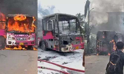 മലപ്പുറം കൊണ്ടോട്ടിയില്‍ ഓടിക്കൊണ്ടിരുന്ന ബസിന് തീപ്പിടിച്ച് കത്തിയമര്‍ന്നു; പുക ഉയര്‍ന്ന ഉടന്‍ യാത്രക്കാരെ ഒഴിപ്പിച്ചു; ആളപായമില്ല; ഒഴിവായത് വന്‍ദുരന്തം