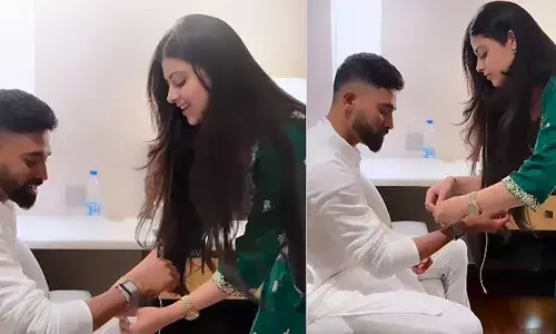 രക്ഷാബന്ധന്‍ ദിനത്തില്‍ മുഹമ്മദ് സിറാജിന്റെ കയ്യില്‍ രാഖി ചാര്‍ത്തി;  ഇന്ത്യന്‍ ക്രിക്കറ്റ് താരവുമായി പ്രണയത്തിലാണെന്ന അഭ്യൂഹങ്ങള്‍ക്ക് വിരാമമിട്ട് ആശാ ഭോസ്ലെയുടെ കൊച്ചുമകള്‍;  കമന്റ് സെക്ഷന്‍ നീക്കി