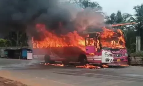രാവിലെ സനയുടെ വരവ് കണ്ട് ആളുകൾ നിലവിളിച്ചോടി; പുക ഉയർന്നതോടെ പരിഭ്രാന്തി; കോഴിക്കോട്ടേക്ക് പാഞ്ഞ ബസിൽ തീ ആളിക്കത്തി; യാത്രക്കാർ രക്ഷപ്പെട്ടത് തലനാരിഴയ്ക്ക്