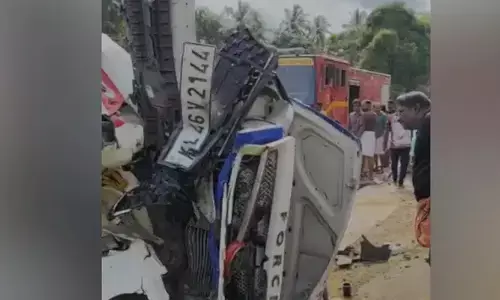 തൃശ്ശൂര്‍ കാണിപ്പയ്യൂരില്‍ ആംബുലന്‍സും കാറും തമ്മില്‍ കൂട്ടിയിടിച്ചു; രണ്ട് മരണം; മരിച്ചത് ആംബുലന്‍സില്‍ ഉണ്ടായിരുന്ന രോഗിയും കാര്‍ യാത്രികയും