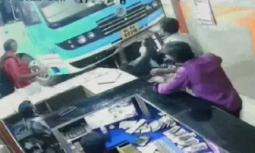 നിയന്ത്രണം തെറ്റിയെത്തിയ സ്വകാര്യബസ് ടെർമിനലിലേക്ക് ഇടിച്ചുകയറി അപകടം; കസേരയിലിരുന്നവർ ജീവനും കൊണ്ടോടി; മൂന്നുപേർക്ക് പരിക്ക്; സംഭവം കട്ടപ്പനയിൽ