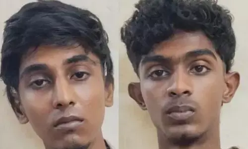 റോഡരികില്‍ വച്ചിരുന്ന മോട്ടോര്‍ സൈക്കിള്‍ മോഷ്ടിച്ചു കടത്താന്‍ ശ്രമം: തള്ളിക്കൊണ്ട് പോകും വഴി പോലീസിന്റെ മുന്നില്‍ ചെന്നു ചാടി: രണ്ട് യുവാക്കള്‍ പിടിയില്‍