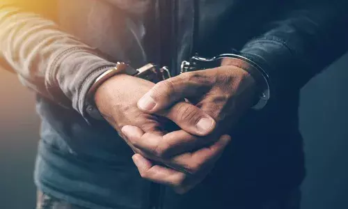 എക്‌സൈസ് ഓഫിസില്‍ മദ്യപിച്ച് ഡ്യൂട്ടിക്കെത്തി; ചോദ്യം ചെയ്ത മേലുദ്യോഗസ്ഥനെ കയ്യേറ്റം ചെയ്യാന്‍ ശ്രമം: പ്രിവന്റീവ് ഓഫിസറെ കസ്റ്റഡിയിലെടുത്ത് പോലിസ്