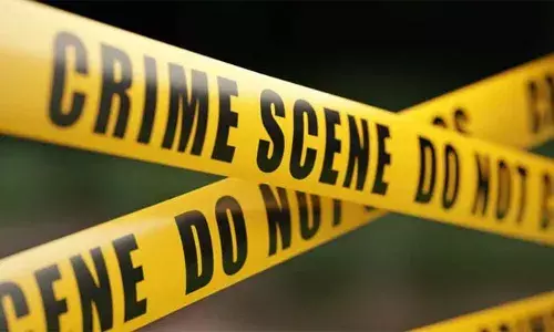 പത്തനംതിട്ടയില്‍ യുവാവിനെ വീട്ടില്‍ കൊല്ലപ്പെട്ട നിലയില്‍ കണ്ടെത്തി; ശരീരത്തില്‍ കുത്തേറ്റ നിലയില്‍ ചോരവാര്‍ന്ന് മൃതദേഹം; അയല്‍വാസി ഒളിവില്‍; മദ്യലഹരിയിലുള്ള കൊലപാതകമെന്ന് സൂചന