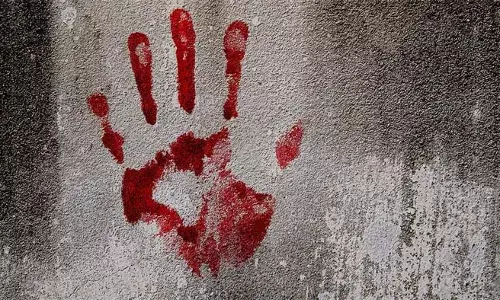 മദ്യലഹരിയില്‍ ലൈംഗികമായി പീഡിപ്പിച്ച മകനെ അമ്മ വെട്ടിക്കൊന്നു; സംഭവം ഉത്തര്‍പ്രദേശില്‍; മകന്‍ പലതവണ തന്നെ ബലാത്സംഗം ചെയ്തിട്ടുണ്ടെന്ന് അമ്മ