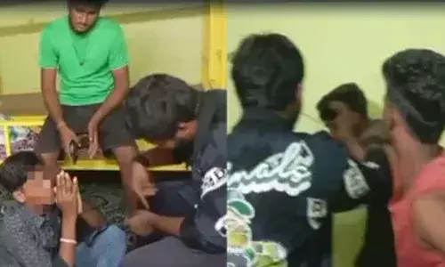 ഒന്നും ചെയ്യല്ലേ ചേട്ടാ...; സീനിയർസിനോട് മുന്നിൽ കരഞ്ഞ് പറയുന്ന ഒന്നാംവർഷ വിദ്യാ‍ർത്ഥി; ഹോസ്റ്റൽ മുറിക്കുള്ളിലിട്ട് തല്ലിയും ഷോക്കടിപ്പിച്ചും കൊടും ക്രൂരത; ആന്ധ്രയിൽ റാഗിംഗ് എന്ന് പരാതി
