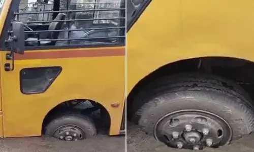 വിദ്യാർത്ഥികളുമായി എത്തിയ സ്‌കൂൾ ബസ്; പെട്ടെന്ന് ഒരു സൈഡ് ചരിവ് ശ്രദ്ധിച്ചു; ഫ്രണ്ട്‌ ടയർ റോഡിലെ കുഴിയിൽ പൂർണമായി താഴ്ന്നു; രക്ഷകരായി നാട്ടുകാർ; ഒഴിവായത് വൻ അപകടം