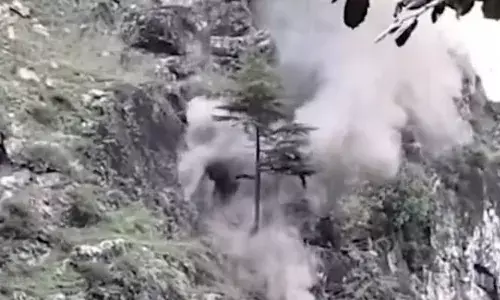 പാകിസ്ഥാനില്‍നിന്ന് പരിശീലനം ലഭിച്ച ഭീകരരുടെ ഒളിസങ്കേതം; കിഷ്ത്വാര്‍ വനമേഖലയിലെ ഗുഹ ബോംബുവെച്ച് തകര്‍ത്ത് സൈന്യം