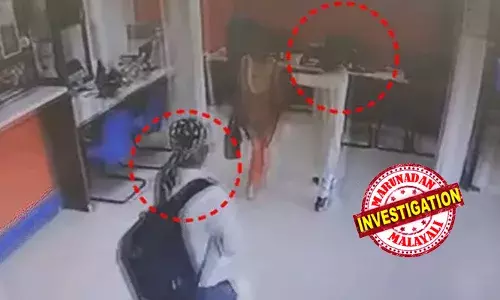 രണ്ടു മോട്ടര്‍ സൈക്കിളുകളില്‍ എത്തിയ കവര്‍ച്ച സംഘം; ഇസാഫ് ബാങ്ക് തുറന്നയുടന്‍ ഹെല്‍മറ്റ് ധരിച്ച സംഘം ഇരച്ചുകയറി; ജീവനക്കാരെ തോക്ക് ചൂണ്ടി ഭീഷണിപ്പെടുത്തി;  14.8 കിലോ സ്വര്‍ണവും ആറ് ലക്ഷം രൂപയും കവര്‍ന്നു; കൊള്ള നടന്നത് 20 മിനിറ്റിനുള്ളില്‍