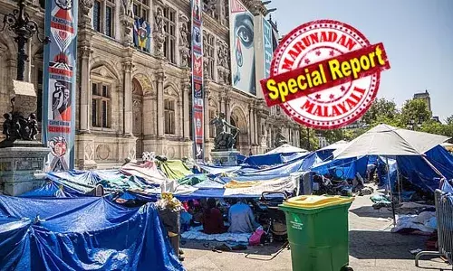 ടാര്‍പോളിന്‍ ഷീറ്റ് വലിച്ചുകെട്ടിയ താല്‍ക്കാലിക ഷെഡ്ഡുകള്‍; കത്തുന്ന ചൂടില്‍ തറയില്‍ ഉറങ്ങുന്നത് കുട്ടികളും സ്ത്രീകളും; ഫ്രഞ്ച് തലസ്ഥാനമായ പാരീസില്‍ സിറ്റി ഹാളിന് പുറത്ത് കുടിയേറ്റ ക്യാമ്പിലെ കാഴ്ച്ചകള്‍ ഞെട്ടിക്കുന്നത്; സുരക്ഷമായി മറ്റെവിടെയങ്കിലും താമസിപ്പിക്കണമെന്ന് മനുഷ്യാവകാശ പ്രവര്‍ത്തകര്‍