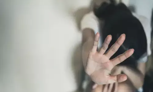 പെട്ടിക്കടയിൽ വെച്ച് ഒമ്പതു വയസുകാരിക്കുനേരെ ലൈംഗികാതിക്രമം; പ്രതിഷേധവുമായി നാട്ടുകാർ; പ്രതി ഒളിവിലെന്ന് പോലീസ്; സംഭവം മലപ്പുറത്ത്